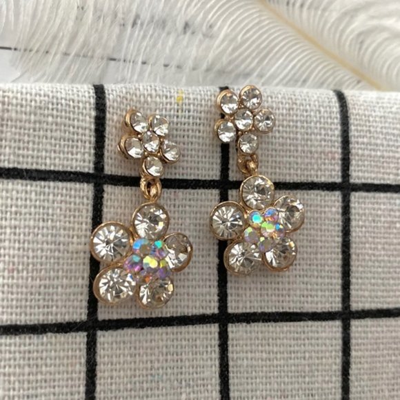 LAST ONE 💖Boutique Flower Earrings - Picture 3 of 4